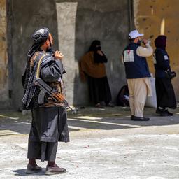 Ein Taliban-Kämpfer bewacht die Ausgabe von Lebensmittelrationen.