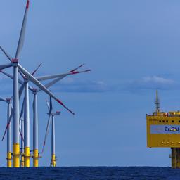 Kastenförmige Konverterplattform steht in der Ostsee vor Rügen