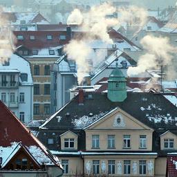 Schornsteine rauchen in kalter Winterluft in Leipzig.