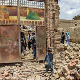 Ein Kind läuft durch Schutt in Afghanistan.