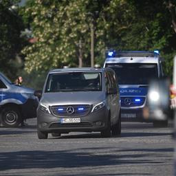 Eine Polizeieskorte fährt zum Oberlandesgericht Dresden.