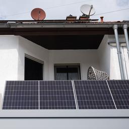 Ein Balkonkraftwerk hängt an einem Balkon