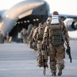 Bundeswehrsoldaten besteigen in Masar-i-Scharif (Afghanistan) einen Militärtransporter C17. (Archivbild: 29.06.2021)