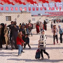 Syrische Vertriebene gehen durch das Wohndorf Musiad (Türkei)