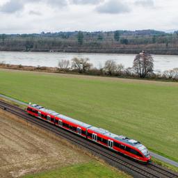 Ein Zug fährt auf der nicht elektrifizierten Strecke der Hochrheinbahn zwischen Basel und Erzingen