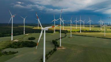 Windenergieanlagen im Osten von Brandenburg.