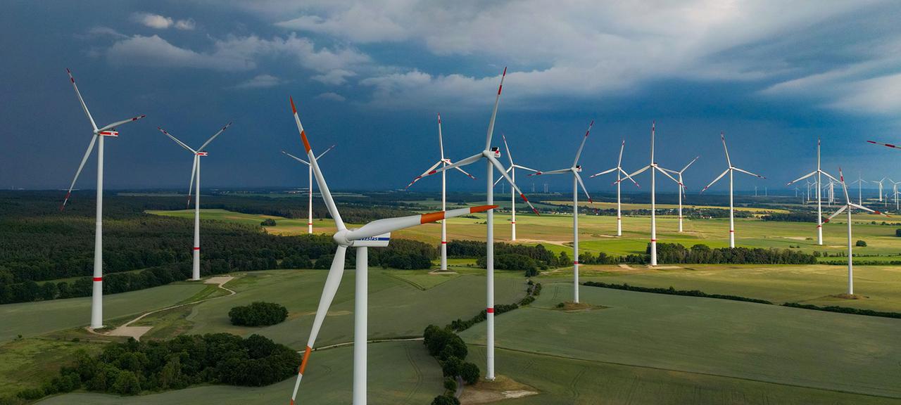 Windenergieanlagen im Osten von Brandenburg.