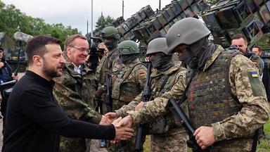 Wolodymyr Selenskyj und Boris Pistorius bei einem Besuch auf einem deutschen Truppenübungsplatz um sich über die Ausbildung ukrainischer Soldaten am "Patriot"-Flugabwehrsystem zu informieren. 