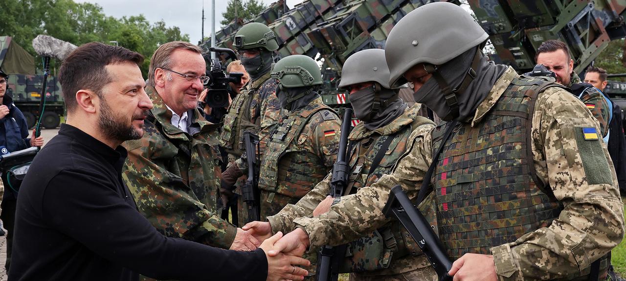 Wolodymyr Selenskyj und Boris Pistorius bei einem Besuch auf einem deutschen Truppenübungsplatz um sich über die Ausbildung ukrainischer Soldaten am "Patriot"-Flugabwehrsystem zu informieren. 