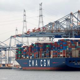 Containerschiff im Hafen von Antwerpen