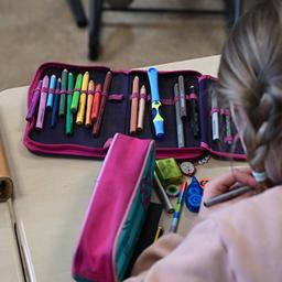 Eine Schülerin am Unterricht in einer Grundschule in Stuttgart teil.