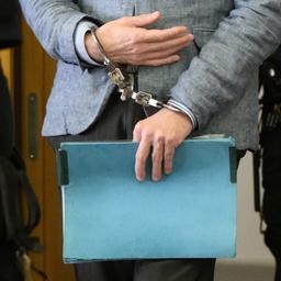 Der Angeklagte Christian B. kommt mit Handschellen in den Gerichtssaal im Landgericht Braunschweig.
