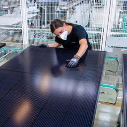 Kontrolle der Solarpanelen im Werk der Meyer Burger Technology AG in Freiberg.