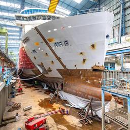 Ein Kreuzfahrtschiff liegt in der Halle der Meyer-Werft.