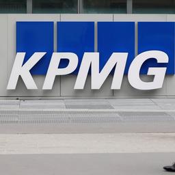 Ein Mann geht an der Pariser KPMG-Zentrale vorbei