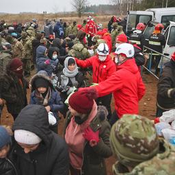 Mitarbeiter des belarusischen Roten Kreuzes, die an der belarusisch-polnischen Grenze humanitäre Hilfe an Migranten aus dem Nahen Osten und anderen Ländern übergeben.