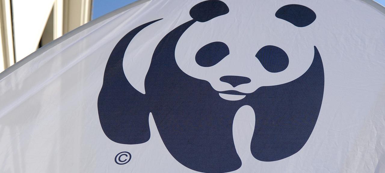 Das WWF-Logo ist auf einem Aufsteller zu sehen. 