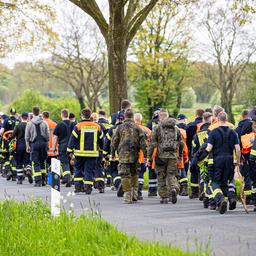 Einsatzkräfte der Feuerwehr und Soldaten der Bundeswehr gehen eine Straße im Landkreis Stade entlang. Der sechs Jahre alte Arian aus Elm wird weiter vermisst. Die Suche nach ihm geht weiter.