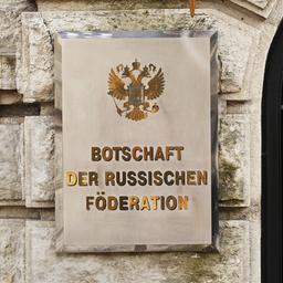 Ein Schild mit der Aufschrift "Botschaft der Russischen Föderation" hängt an der Russischen Botschaft in Berlin.