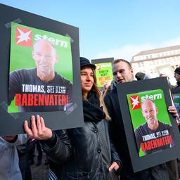 Mitarbeiter von Gruner + Jahr protestieren vor dem Rathaus in Hamburg.