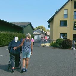 Menschen gehen auf Ursula-Lambertz-Haus in Kaltenherberg zu.