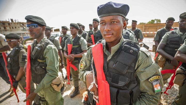 Auszubildende Polizisten der nigrischen Grenzschutzkompanie stehen nach einer Vorführung bei der zivile EU-Unterstützungsmission EUCAP Sahel Niger. 