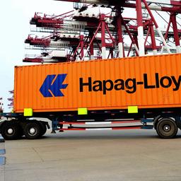 Ein Container der Reederei Hapag-Lloyd auf einem Lkw. (Symbolfoto)