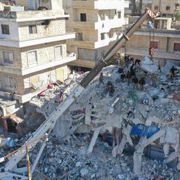 Symbolbild: Ein Foto zeigt Hilfskräfte nach dem Erdbeben am 7. Februar 2023 in den Trümmern eines Hauses in Salkin, Syrien.