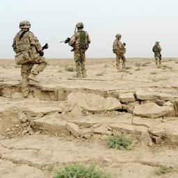 Bundeswehrsoldaten marschieren nahe Kundus während einer Mission durch die Wüste (Archivbild vom 26.08.2011).