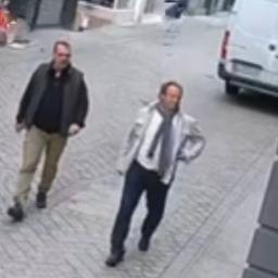 Das Bild einer Überwachungskamera zeigt zwei Männer.