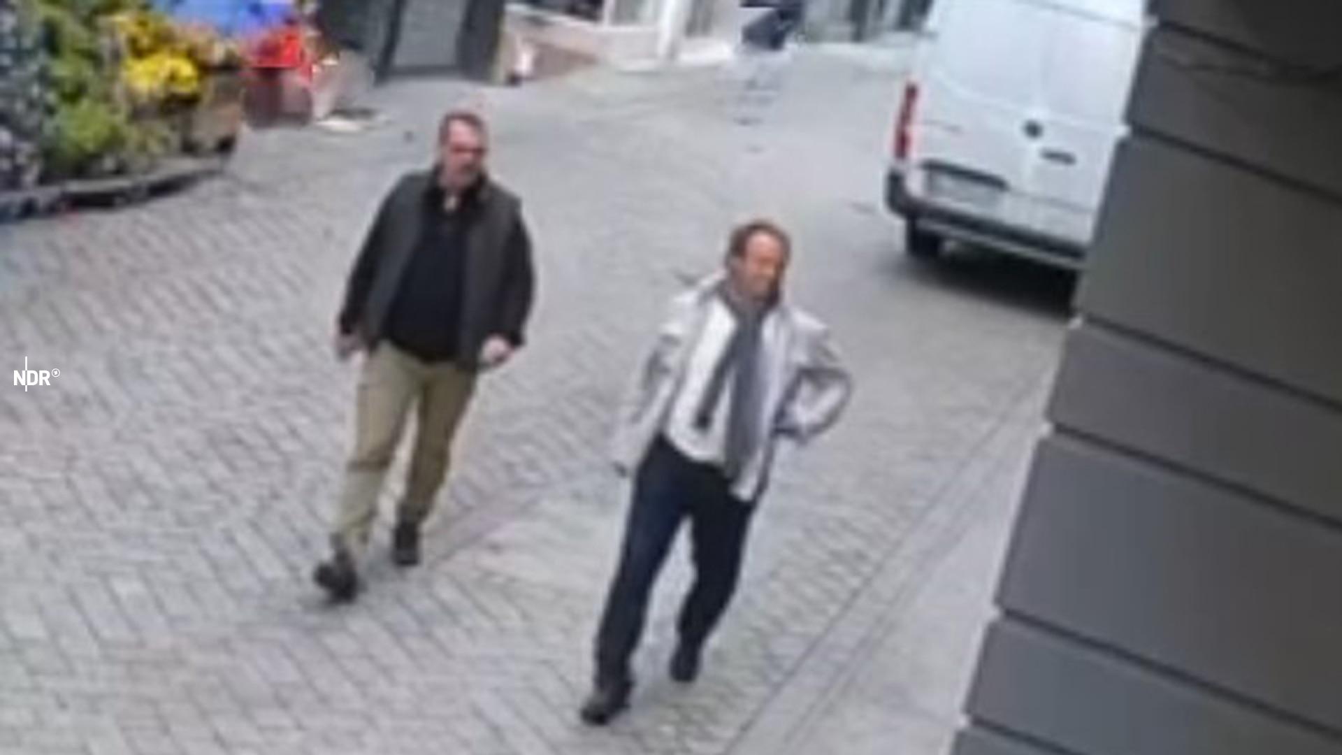 Das Bild einer Überwachungskamera zeigt zwei Männer.