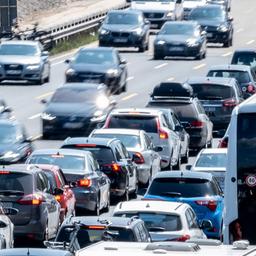 Fahrzeuge stehen im Stau auf der Autobahn A7 Richtung Hannover.