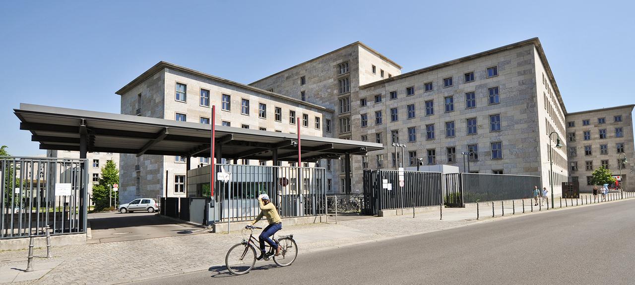 Eine Frau fährt am Bundesministerium der Finanzen vorbei. (Archivbild: 20.05.2014)