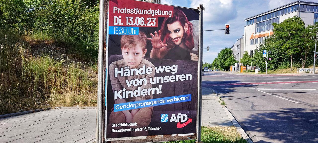 Auf einem AfD-Plakat in München steht "Hände weg von unseren Kindern".