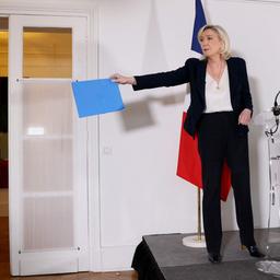 Marine Le Pen auf einer Pressekonferenz in Paris