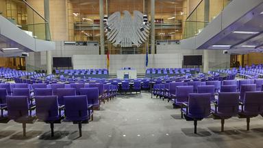 Blick in den leeren Plenarsaal des Bundestags. 