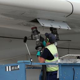 Ein Mitarbeiter des Bodenpersonals betankt auf dem Flughafen Berlin Brandenburg ein Flugzeug.