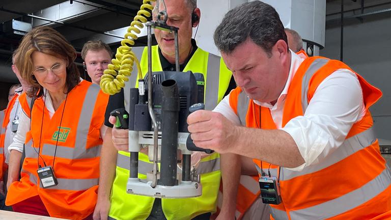 Minister Heil auf Sommertour in dem Holzwerk Dold