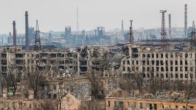 Ansicht von Mariupol, im Hintergrund das zerstörte Asow-Stahlwerk.