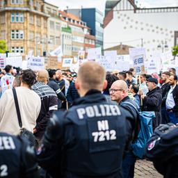 Polizisten beobachten zahlreiche Demonstranten, die an der Kundgebung "Leiden der Palästinenser. Aktuelle Lage in Gaza (Rafah)" in Hannover teilnehmen.