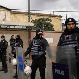 Polizisten sperren die Santa Maria-Kirche in Istanbul ab