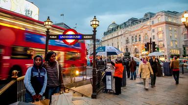 Straßenszene in London am Piccadilly Circus.