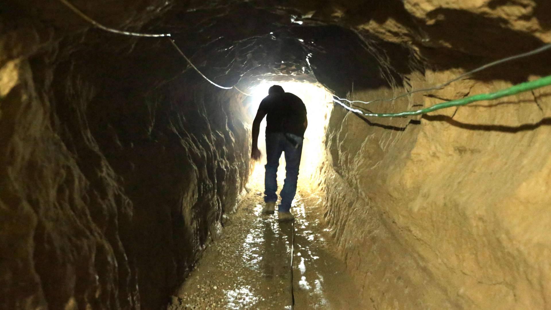 Ein Mann geht in einem Tunnel im Gaza-Streifen (Archivbild)