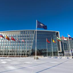 Die NATO-Fahne und die der NATO-Mitgliedsländer wehen vor dem Hauptquartier der Allianz in Brüssel