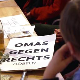 Mitglieder von "Omas gegen Rechts" an einem Tisch. 