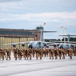 Soldaten steigen aus den Transportflugzeugen A400M der Bundeswehr und dem Airbus A310 der Luftwaffe nach der Landung auf dem niedersächsischen Stützpunkt Wunstorf (Archivbild).