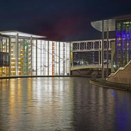  Spreeseite des Paul Löbe Haus und Marie Elisabeth Lüders Haus  am Abend