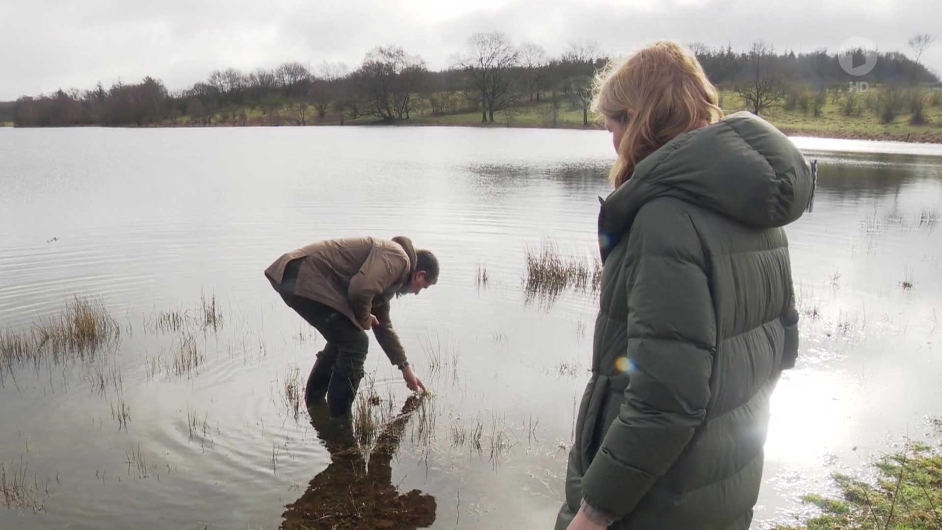 Zwei Menschen stehen in einer Kiesgrube in Schleswig-Holstein.