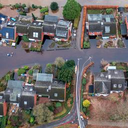 Drohnenaufnahme von Häusern im überschwemmten Hochwassergebiet in der Gemeinde Lilienthal bei Bremen. 