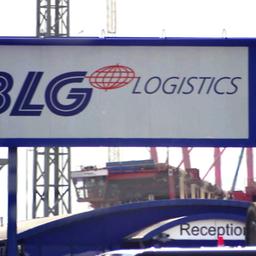 Ein Schild von BLG Logistics im Containerhafen bei trüben Wetter.